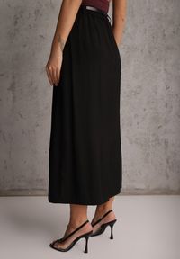 Renee - Czarna Rozkloszowana Spódnica z Wiskozy Zdobiona Plisami i Paskiem Durklea. Okazja: na co dzień. Kolor: czarny. Materiał: wiskoza. Wzór: aplikacja. Styl: casual, elegancki #3