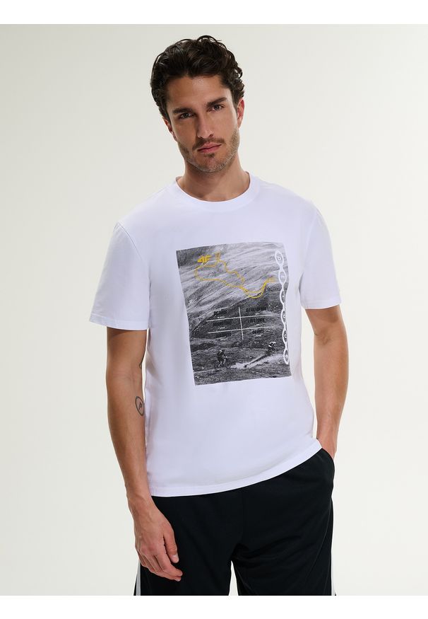 4f - 4F T-shirt regular z nadrukiem męski - biały S. Okazja: na co dzień. Kolor: biały. Materiał: jeans, materiał, bawełna, dresówka, dzianina. Wzór: nadruk. Styl: casual, klasyczny