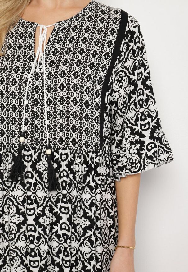 Born2be - Czarna Bawełniana Sukienka w Stylu Boho z Wiązaniem Przy Dekolcie Orradelle. Okazja: na co dzień. Kolor: czarny. Materiał: bawełna. Typ sukienki: proste. Styl: boho