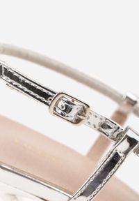 Born2be - Srebrne Sandały VICES na Szpilce z Paskami z Cyrkoniami Zellyss. Okazja: na wesele, na ślub cywilny. Zapięcie: pasek. Kolor: srebrny. Materiał: satyna. Wzór: paski, aplikacja. Obcas: na szpilce. Styl: elegancki #5