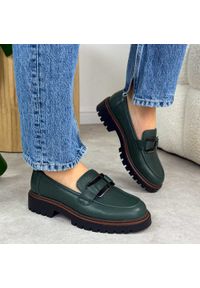 Zielone skórzane mokasyny damskie Sergio Leone 25166. Okazja: na co dzień. Nosek buta: okrągły. Kolor: zielony. Materiał: skóra. Wzór: kolorowy. Sezon: wiosna, jesień. Styl: casual, elegancki, klasyczny #1