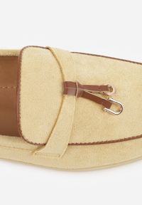 Born2be - Żółte Mokasyny z Imitacji Zamszu Zdobione Aplikacją z Zawieszkami Peleg. Okazja: do pracy, na spotkanie biznesowe. Kolor: żółty. Materiał: zamsz. Wzór: aplikacja. Styl: biznesowy, elegancki #4