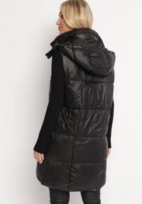 Born2be - Czarna Kamizelka o Długim Pikowanym Fasonie z Odpinanym Kapturem Glonte. Okazja: na co dzień. Kolor: czarny. Materiał: tkanina, materiał. Długość: długie. Styl: casual, klasyczny #4