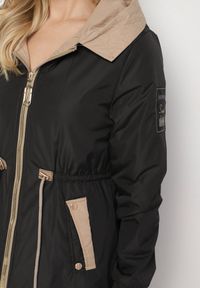 Born2be - Czarna Kurtka Parka z Kapturem i Ściągaczem w Pasie Sizana. Okazja: na co dzień, na spacer. Typ kołnierza: kaptur. Kolor: czarny. Materiał: jeans. Styl: klasyczny, elegancki, casual