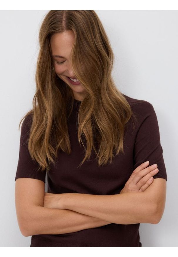 Reserved - Gładki sweter - brązowy. Kolor: brązowy. Materiał: dzianina, wiskoza. Wzór: gładki