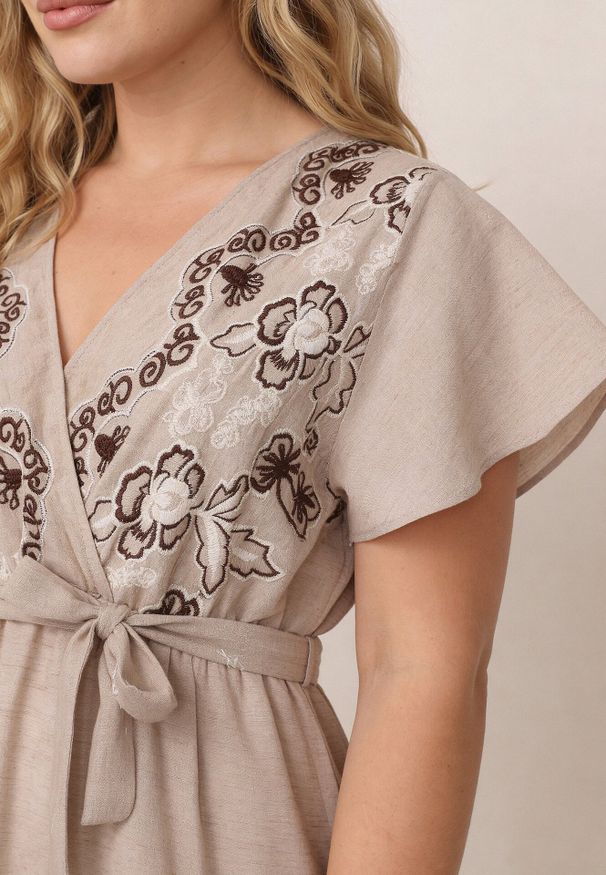 Born2be - Beżowa Kopertowa Sukienka z Wiskozy Zdobiona Haftem i Wiązanym Paskiem Tasenea. Okazja: na co dzień. Kolekcja: plus size. Kolor: beżowy. Materiał: wiskoza. Wzór: aplikacja, haft. Sezon: lato. Typ sukienki: kopertowe. Styl: elegancki, casual, boho