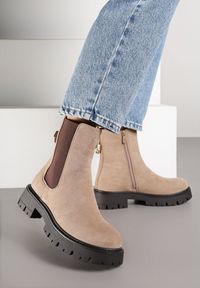 Born2be - Ciemnobeżowe Botki Sztyblety z Metaliczną Aplikacją z Tyłu Naluneia. Okazja: na co dzień. Kolor: beżowy. Materiał: jeans, skóra. Wzór: aplikacja. Styl: casual