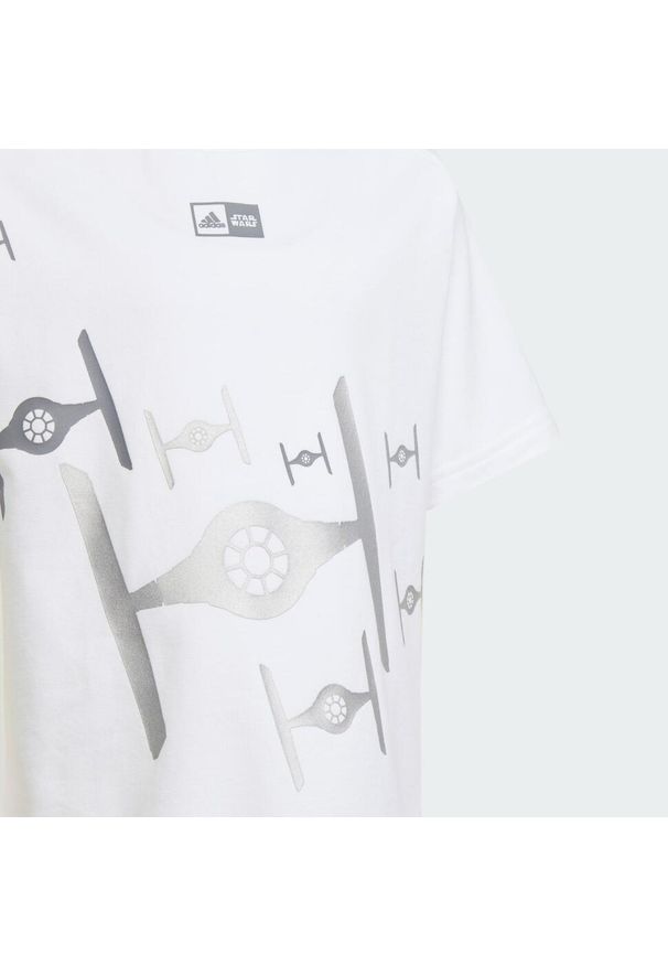 Adidas - Koszulka adidas x Star Wars Z.N.E.. Kolor: biały. Wzór: motyw z bajki. Sport: joga i pilates