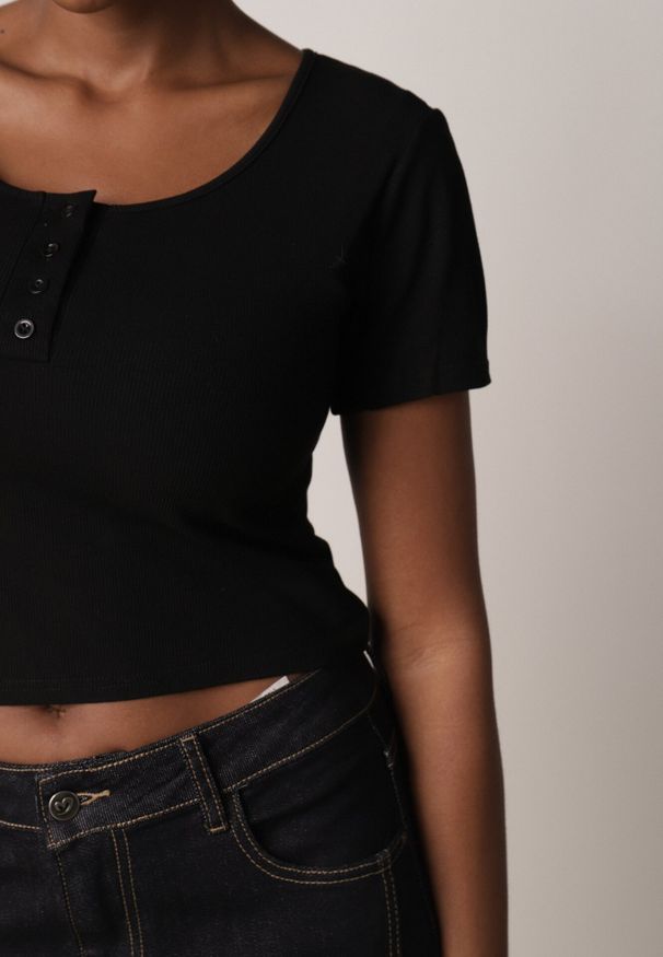 Born2be - Czarny Prążkowany Top Bawełniany z Guzikami przy Dekolcie Nedera. Okazja: na co dzień. Kolor: czarny. Materiał: bawełna, prążkowany. Styl: casual, klasyczny