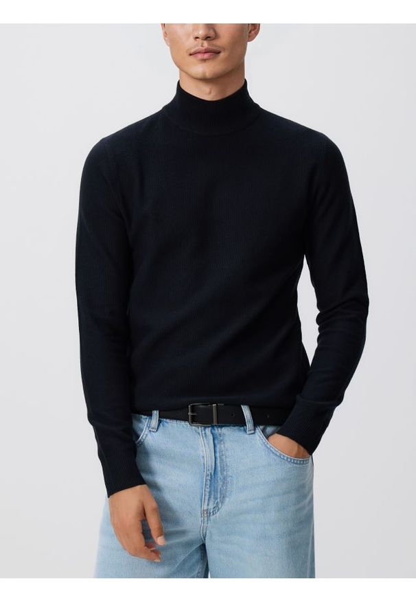 Reserved - Gładki golf z dzianiny - czarny. Typ kołnierza: golf. Kolor: czarny. Materiał: dzianina. Wzór: gładki