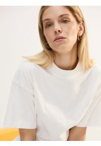 Reserved - Taliowany t-shirt - biały. Kolor: biały. Materiał: dzianina, bawełna #1