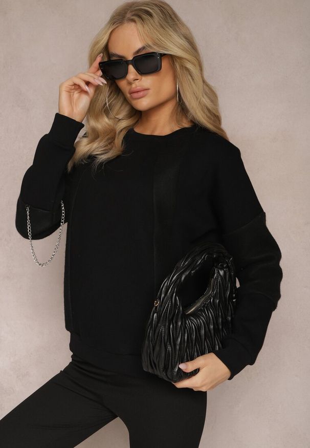 Renee - Czarna Bawełniana Bluza z Łańcuszkiem Eleutia. Kolor: czarny. Materiał: bawełna. Styl: klasyczny