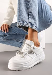 Renee - Białe Sneakersy na Platformie Ozdobione Cyrkoniami Uraians. Kolor: biały. Wzór: aplikacja. Obcas: na platformie