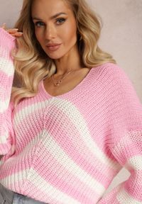 Renee - Różowy Dzianinowy Sweter w Paski Hlenora. Kolor: różowy. Materiał: dzianina. Wzór: paski