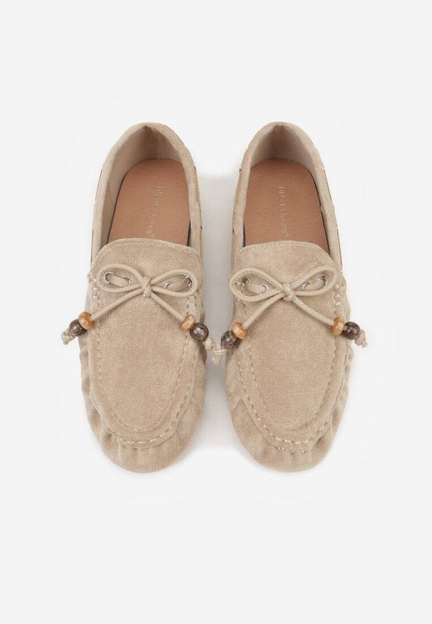 Renee - Ciemnobeżowe Mokasyny Ozdobione Kokardą Koralikami i Przeszyciami Clanrunner. Kolor: beżowy. Materiał: jeans. Wzór: aplikacja. Styl: elegancki