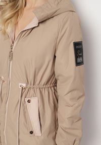 Born2be - Ciemnobeżowa Kurtka Parka z Kapturem i Ściągaczem w Pasie Sizana. Okazja: na spacer, na co dzień. Typ kołnierza: kaptur. Kolor: beżowy. Materiał: jeans. Styl: klasyczny, casual, elegancki #2
