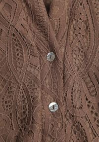 Born2be - Brązowa Koronkowa Sukienka Koszulowa o Rozkloszowanym Dole z Paskiem w Talii Nesssea. Okazja: do pracy, na co dzień. Kolor: brązowy. Materiał: koronka. Typ sukienki: koszulowe. Styl: elegancki, casual #4