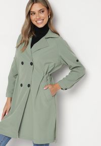 Born2be - Jasnozielony Dwurzędowy Płaszcz z Bawełną i Regulowanymi Rękawami Ściągany z Tyłu Paskiem Mevalina. Okazja: do pracy. Kolor: zielony. Materiał: bawełna. Styl: klasyczny, elegancki #6