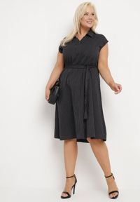Born2be - Czarna Bawełniana Sukienka z Krótkim Rękawem z Materiałowym Paskiem i Kieszeniami Lovara. Typ kołnierza: dekolt w serek. Kolor: czarny. Materiał: bawełna, materiał. Długość rękawa: krótki rękaw. Styl: elegancki #5