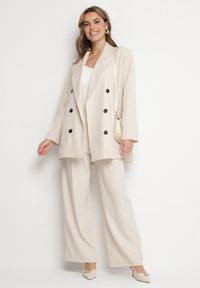 Born2be - Jasnobeżowa Dwurzędowa Marynarka o Pudełkowym Kroju Nilinne. Okazja: na co dzień, na spacer. Kolor: beżowy. Materiał: jeans. Styl: casual, elegancki