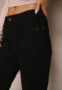 Renee - Czarne Jeansy Mom Fit w Klasycznym Stylu Bellaxia. Okazja: na spacer. Stan: podwyższony. Kolor: czarny. Styl: klasyczny