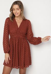 Born2be - Brązowa Rozkloszowana Sukienka z Tkaniny Plumeti z Dekoltem w Serek Zeniasa. Okazja: na co dzień. Typ kołnierza: dekolt w serek. Kolor: brązowy. Materiał: tkanina. Długość rękawa: długi rękaw. Styl: casual #4