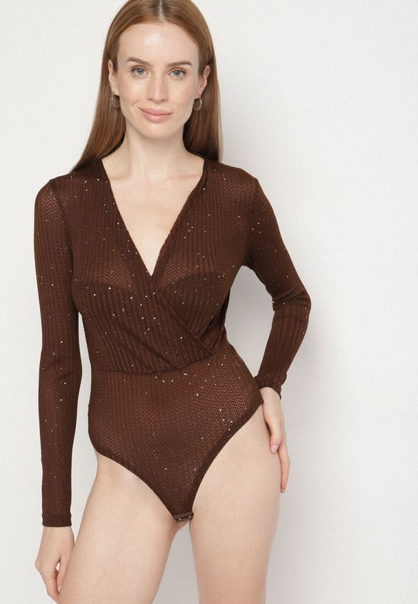 Born2be - Brązowe Kopertowe Body z Domieszką Wiskozy Zdobione Brokatem i Cekinami Jaddie. Okazja: na co dzień. Typ kołnierza: dekolt w serek. Kolor: brązowy. Materiał: wiskoza. Długość rękawa: długi rękaw. Długość: długie. Wzór: aplikacja. Styl: casual, klasyczny