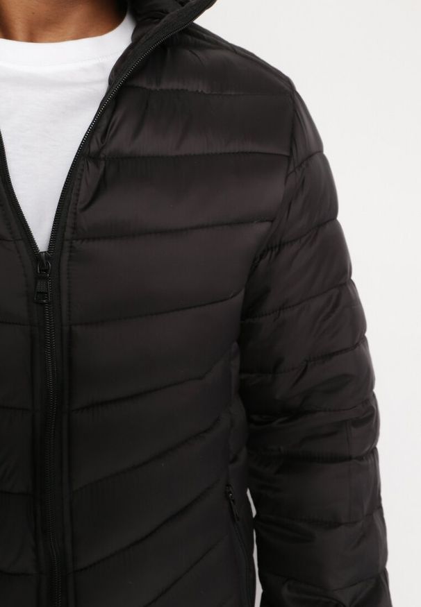 Born2be - Czarna Kurtka Pikowana z Kapturem Minae. Okazja: na co dzień. Typ kołnierza: kaptur. Kolekcja: plus size. Kolor: czarny. Materiał: jeans, materiał. Długość rękawa: długi rękaw. Długość: długie. Styl: casual