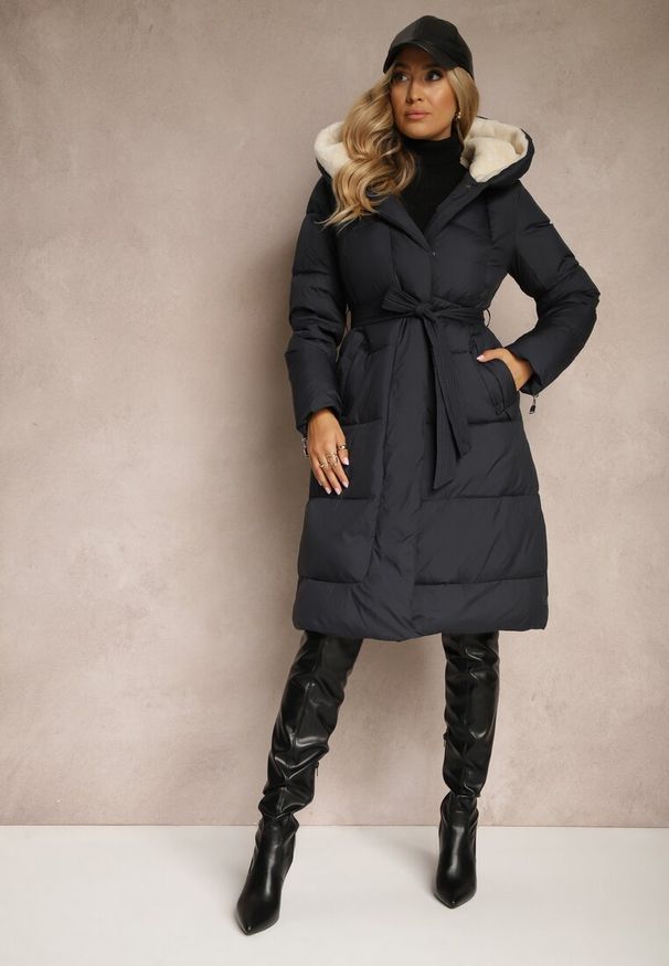 Renee - Granatowa Długa Kurtka Pikowana z Kapturem Wiązana w Pasie Neanethra. Okazja: na co dzień. Typ kołnierza: kaptur. Kolor: niebieski. Materiał: tkanina, jeans. Długość: długie. Sezon: zima. Styl: casual, elegancki