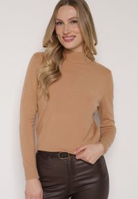 Born2be - Ciemnobeżowy Gładki Sweter z Półgolfem w Stylu Casual Unallia. Okazja: na co dzień. Kolor: beżowy. Materiał: jeans. Długość rękawa: długi rękaw. Długość: długie. Wzór: gładki. Styl: casual