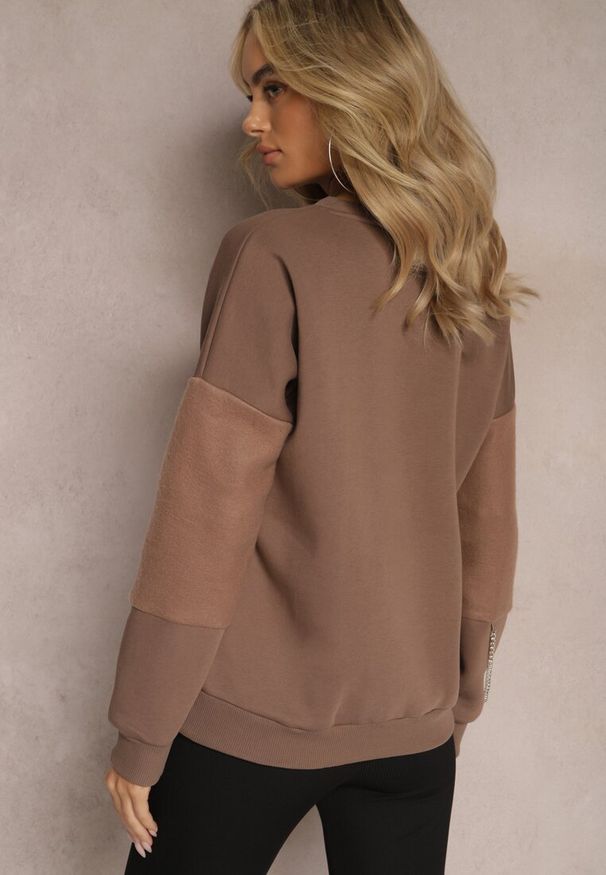 Renee - Brązowa Bawełniana Bluza z Łańcuszkiem Eleutia. Kolor: brązowy. Materiał: bawełna. Styl: klasyczny
