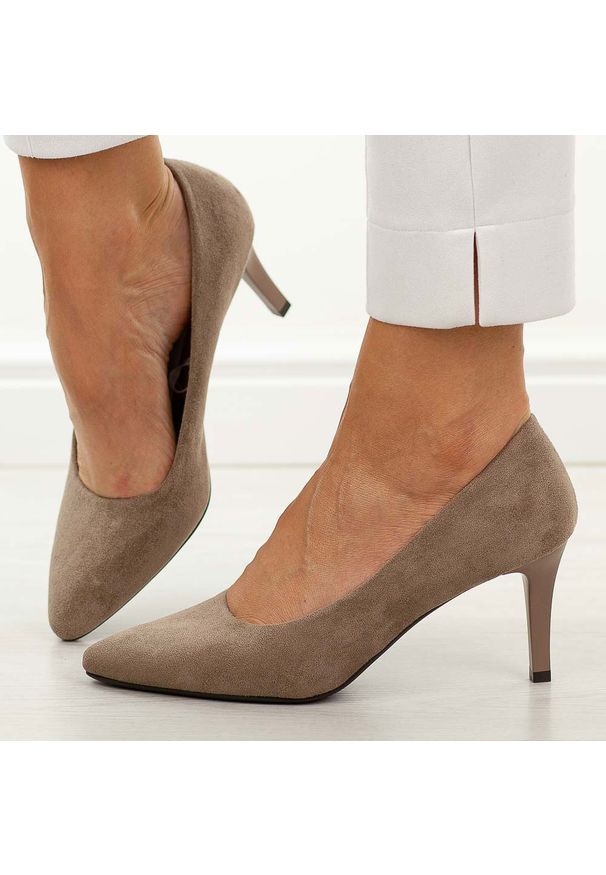 J.Brązowe zamszowe szpilki damskie Sergio Leone 1336. Okazja: na co dzień, na ślub cywilny, na wesele, na imprezę. Kolor: brązowy. Materiał: zamsz. Szerokość cholewki: normalna. Obcas: na szpilce. Styl: casual, elegancki, wizytowy