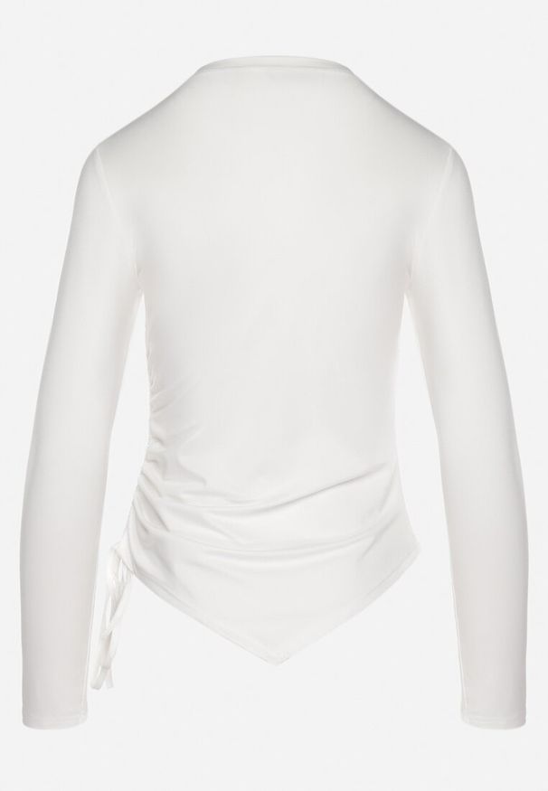 Born2be - Biała Asymetryczna Bluzka z Wiskozą z Długim Rękawem i Ściągaczem Zeilane. Kolor: biały. Materiał: wiskoza. Długość rękawa: długi rękaw. Długość: długie