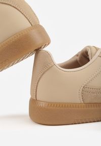 Renee - Ciemnobeżowe Sneakersy z Ozdobnymi Przeszyciami przed Kostkę Redala. Wysokość cholewki: przed kostkę. Kolor: beżowy #4