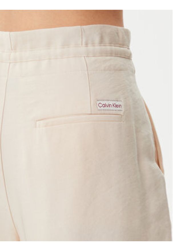 Calvin Klein Jeans Spodnie materiałowe J20J225339 Beżowy Straight Fit. Kolor: beżowy. Materiał: wiskoza