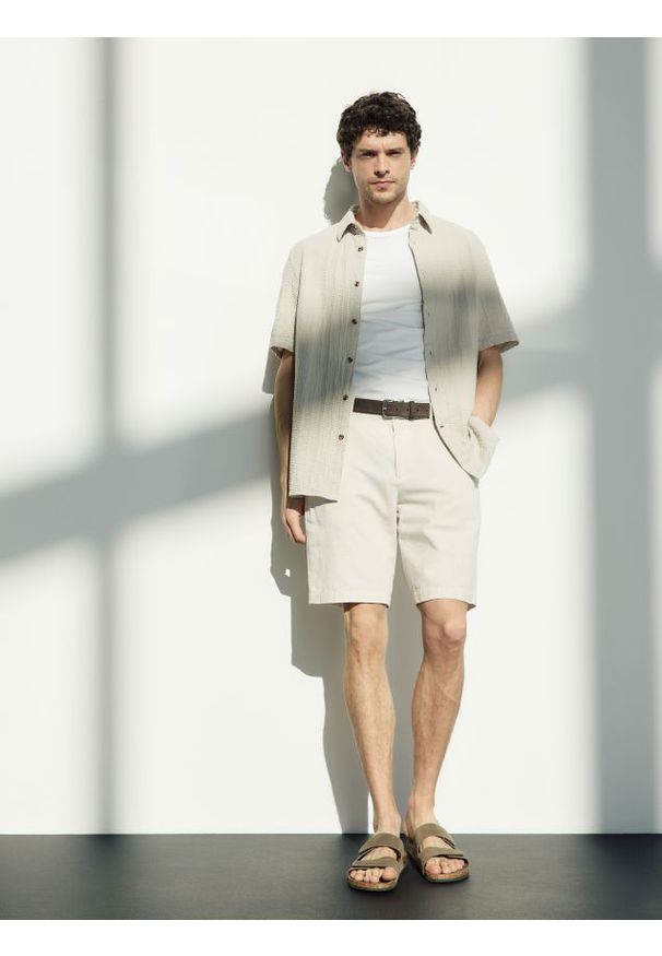 Reserved - Szorty chino regular - beżowy. Kolor: beżowy. Materiał: len, bawełna