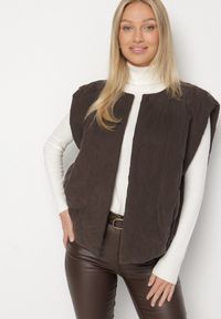 Born2be - Brązowa Niezapinana Kamizelka z Bawełnianego Sztruksu Tilanovia. Okazja: na co dzień. Kolor: brązowy. Materiał: sztruks, bawełna. Styl: elegancki, casual #7