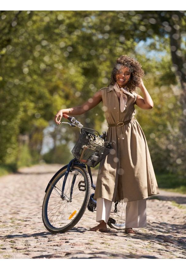Sinsay - Koszulowa sukienka midi z paskiem - brązowy. Kolor: brązowy. Typ sukienki: koszulowe. Długość: midi