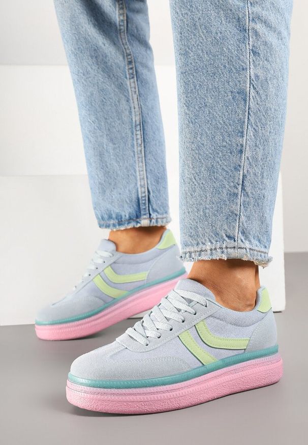 Renee - Niebiesko-Różowe Sneakersy Typu Kultowe Tenisówki na Niskiej Platformie Olritia. Okazja: na co dzień. Kolor: niebieski. Materiał: jeans. Szerokość cholewki: normalna. Wzór: aplikacja. Obcas: na platformie