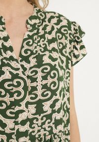 Born2be - Zielona Bawełniana Sukienka o Rozkloszowanym Kroju w Ornamentalny Wzór Zalimea. Okazja: na co dzień. Typ kołnierza: dekolt w kształcie V. Kolor: zielony. Materiał: bawełna. Długość rękawa: krótki rękaw. Typ sukienki: rozkloszowane. Styl: casual, elegancki #4