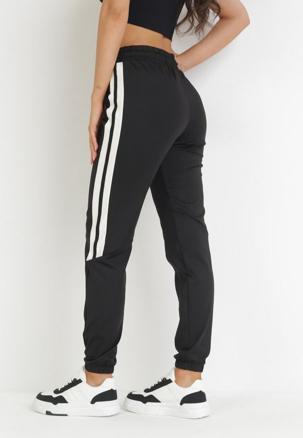 Born2be - Czarne Dresowe Spodnie z Gumką w Pasie i Lampasami Gedits. Okazja: na co dzień. Kolor: czarny. Materiał: dresówka. Długość: długie. Styl: casual