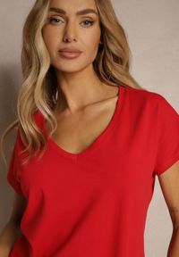 Renee - Czerwony T-shirt z Bawełny z Dekoltem w Serek Linithiela. Okazja: na co dzień. Typ kołnierza: dekolt w serek. Kolor: czerwony. Materiał: bawełna. Styl: casual #4