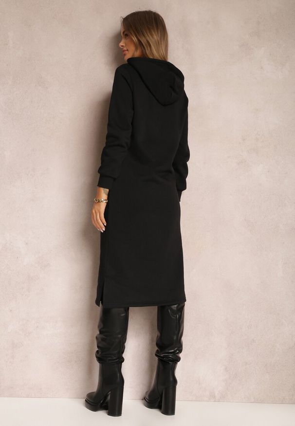 Renee - Czarna Sukienka Dresowa Oversize z Kapturem Elderre. Okazja: na co dzień. Typ kołnierza: kaptur. Kolor: czarny. Wzór: jednolity. Typ sukienki: oversize. Materiał: dresówka. Długość rękawa: długi rękaw. Styl: sportowy, casual. Długość: midi