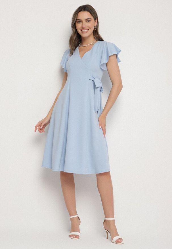 Born2be - Jasnoniebieska Rozkloszowana Sukienka Kopertowa z Wiązaniem w Talii Dannila. Kolor: niebieski. Wzór: aplikacja. Typ sukienki: kopertowe