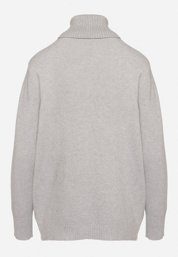 Born2be - Szary Golf z Wiskozą o Pudełkowym Kroju z Ozdobnymi Guzikami przy Rękawach Tialyn. Okazja: na co dzień. Typ kołnierza: golf. Kolor: szary. Materiał: wiskoza. Długość rękawa: długi rękaw. Długość: długie. Styl: casual