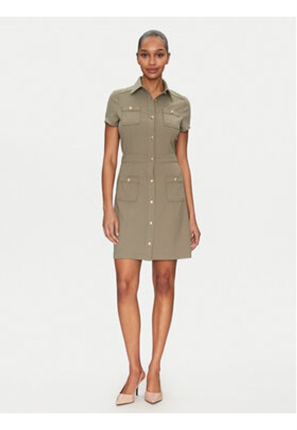 Guess Sukienka koszulowa W5GK70 KCBO2 Khaki Regular Fit. Kolor: brązowy. Materiał: syntetyk. Typ sukienki: koszulowe