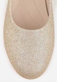 Renee - Złote Brokatowe Balerinki na Płaskiej Podeszwie Uarneli. Kolor: złoty. Obcas: na płaskiej podeszwie. Styl: elegancki, klasyczny. Wysokość obcasa: niski #6