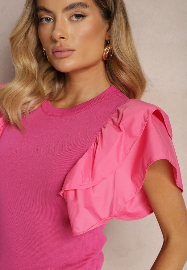 Renee - Fuksjowa Bluzka z Falbankami i Prążkowanej Dzianiny Faetasia. Typ kołnierza: kołnierz z falbankami. Kolor: różowy. Materiał: prążkowany, dzianina. Styl: elegancki