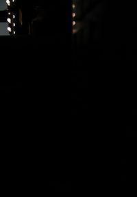 Renee - Czarne Body z Koronki z Krótkim Rękawem Dorilie. Okazja: na co dzień. Kolor: czarny. Materiał: koronka. Długość rękawa: krótki rękaw. Długość: krótkie. Wzór: koronka. Styl: casual, elegancki #3