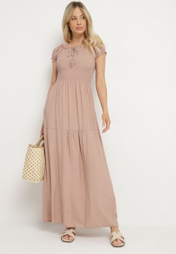 Born2be - Beżowa Wiskozowa Sukienka Hiszpanka z Marszczoną Górą Jenanira. Okazja: na co dzień. Typ kołnierza: dekolt hiszpanka. Kolor: beżowy. Materiał: wiskoza. Styl: casual, klasyczny